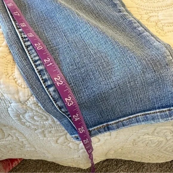 PLUS HIGH RISE skinny jeans in light wash, with distressed details, peti… - Picture 7 of 9